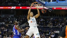 Edy Tavares z Realu Madrid smeuje do koe Anadolu Efes Istanbul kolem Bryanta...