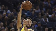 Stephen Curry z Golden State pihrává kolem Jeffa Teaguea z Minnesoty.