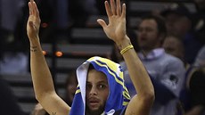 Stephen Curry z Golden State oslavuje trefu svého spoluhráe,