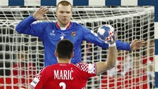 Český brankář Tomáš Mrkva zasahuje proti Marinu Maričovi z Chorvatska.