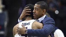 Jalen Adams (vlevo) a trenér Kevin Ollie oslavují výhru Connecticutu.