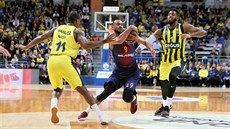 Brad Wanamaker (vlevo) a Jason Thompson z Fenerbahce se snaí zastavit Ádáma...