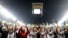 Fotbalisté Eintrachtu Frankfurt slaví výhru nad  Borussií Mönchengladbach.