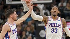 T. J. McConnell (vlevo) a Robert Covington oslavují povedenou akci Philadelphie.