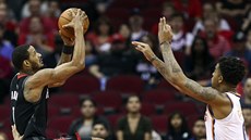 Trevor Ariza (v erném) z Houstonu zakonuje na ko Phoenixu,