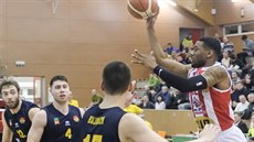 Pardubická posila Brandon Spearman (vpravo) p�ihrává kolem opavských Miroslava...