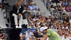 Tomá Berdych diskutuje s rozhodí bhem 3. kola Australian Open.