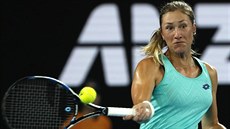 Denisa Allertová returnuje v osmifinále Australian Open.