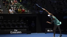 Belgická tenistka Elise Mertensová servíruje ve tvrtfinále Australian Open.