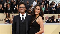 John Stamos a Caitlin McHughová na SAG Awards (Los Angeles, 21. ledna 2018)