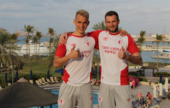 KAMARÁDI. Luká� Pokorný (vlevo) a Ond�ej Kolá� na soust�ed�ní Slavie v Dubaji.