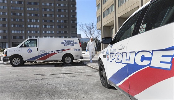 Kanadští forenzní experti v Torontu prohledávají jednu z budov, ve kterých se...