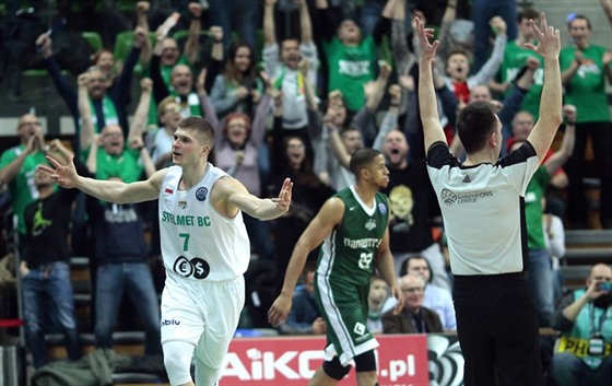 Edo Muri ze Zieloné Góry slaví trojku proti Nanterre.