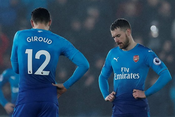 Olivier Giroud a Aaron Ramsey z Arsenalu jsou zklamaní z výkonu proti Swansea.