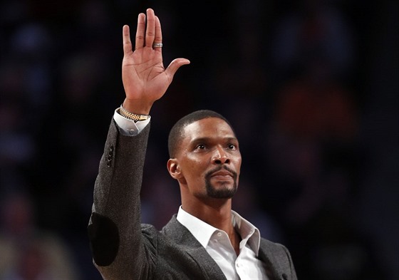 Chris Bosh zdraví fanouky pi návtv své univerzity Georgia Tech.