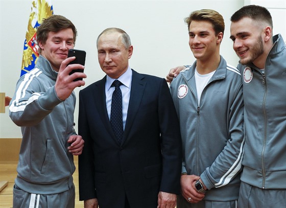 Ruský prezident Vladimir Putin se fotí se sportovci míícími na olympiádu do...