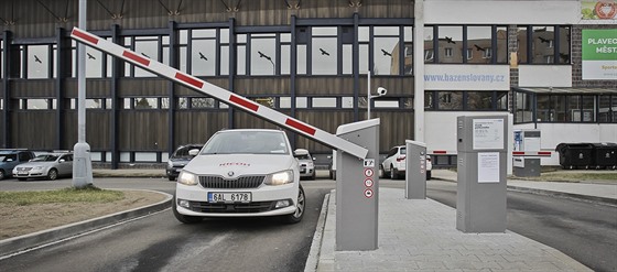 Parkovit u bazénu na Slovanech v Plzni je zpoplatnné. Obyvatelé lokality tak...