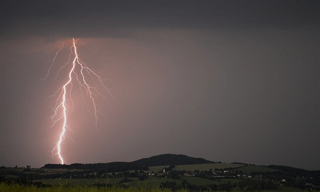 Moravu a severovýchod Čech zasáhnou silné bouřky, hrozí vzestup hladin