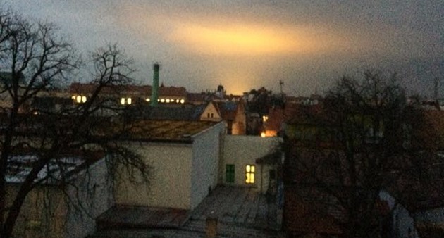 Fotografie zachycující zá�i vydávanou nezastín�ným skleníkem ve Smr�icích...