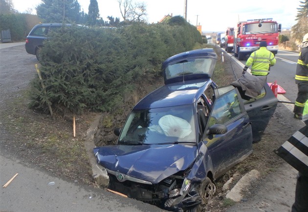 Hasi�i vypro��ují �idi�e po nárazu do mostku u Vamberka (30.1.2018).
