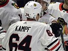Hokejisté Chicaga oslavují branku Davida Kämpfa.
