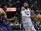 Tyreke Evans (vpravo) z Memphisu atakuje ko Phoenixu kolem Joshe Jacksona.