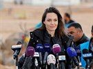 Angelina Jolie navtívila syrský uprchlický tábor v jordánském Mafraku (28....