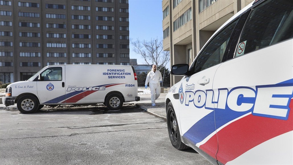 Kanad�tí forenzní experti v Torontu prohledávají jednu z budov, ve kterých se...
