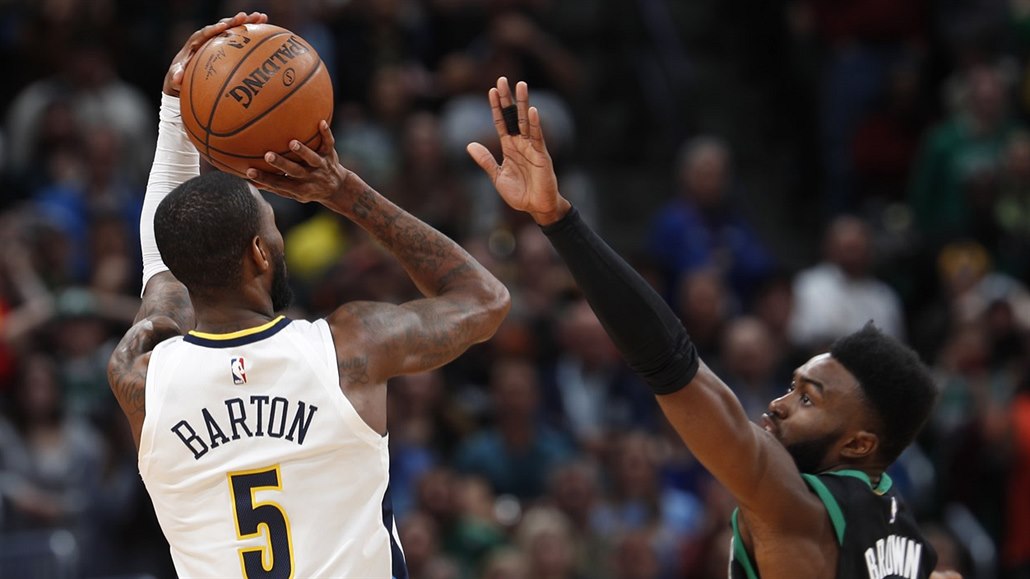 Will Barton z Denveru se st�elou p�es Jaylena Browna z Bostonu pokou�í na...