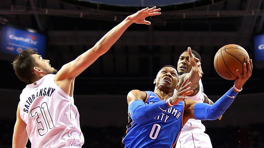 Tomá� Satoranský (vlevo) a Bradley Beal z Washingtonu zastavují Russella...