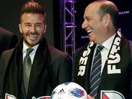 David Beckham (vlevo) a ligov komisa MLS Don Garber bhem ceremonilu v...