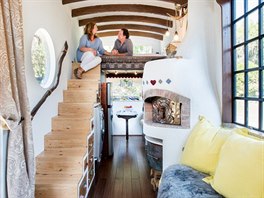 V domku mají vyřezávané patro na spaní, dřevěné schodiště s úložným prostorem,...