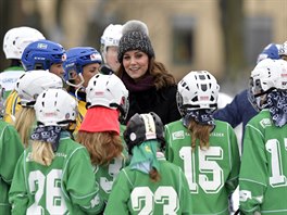 Vévodkyn Kate v obleení malých hokejist (Stockholm, 30. ledna 2018)