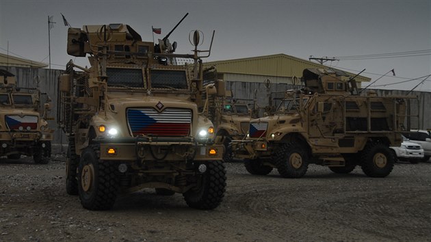 Vozidla MRAP, kter pouvaj et vojci v Afghnistnu k hldkovn v okol zkladny Bagrm