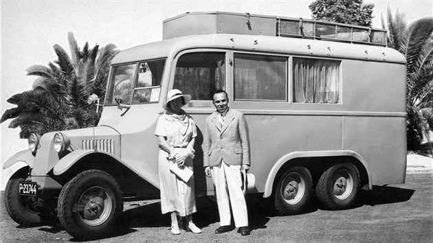 Manželé Baumovi před svým druhým speciálním vozem od Oldřicha Uhlíka – Tatrou 72, upravenou pro přírodovědeckou práci. Majitelé s automobilem podnikli v letech 1934-1939 cestu kolem světa.