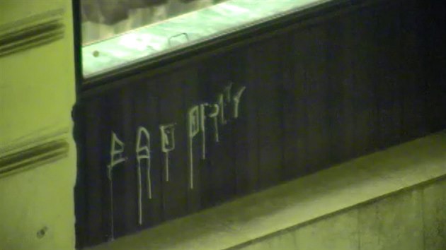 T�i mlad�ky maluj�c� b�lou barvou na okno hotelu zaznamenala v centru Brna obsluha kamer m�stsk� policie. Po zadr�en� hl�dkou p�edst�rali vandalov� �div, vz�p�t� se v�ak uk�zalo, �e malbami klikyh�k� po�kodili tak� dal�� objekty v�etn� auta.