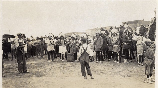 Indiáni z kmene Pueblo a další obyvatelé Nového Mexika na nedatovaném snímku.