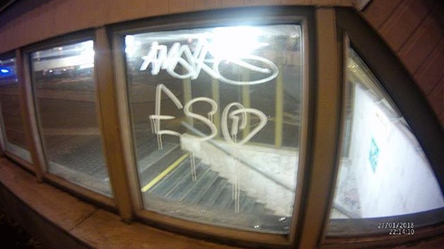 Str�n�ci v Brn� dopadli t�i mlad�ky, kte�� pomalovali b�lou barvou r�zn� objekty.