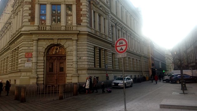 V Jakubsk ulici v Brn se ve stedu objevila znaka zakazujc vjezd motorovch vozidel mezi sedmou a osmou hodinou rno. Jejm clem je zvit bezpenost k zdej zkladn koly, podnikatelm v ulici vak zkomplikuje ivot. (31.1.2018)
