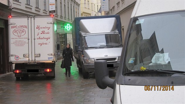 Mstsk st Brno-sted ukzala snmky, jak vypadala situace v Jakubsk ulici ped umstnm znaky se zkazem vjezdu mezi sedmou a osmou hodinou rno.