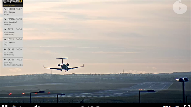 Letadlo Bombardier Canadair Regional Jet 200 pistv 30.1.2018 na Letiti Vclava Havla se skupinou Depeche Mode na palub. Stroj m imatrikulaci D-AGRA