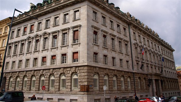 Petschk�v pal�c v Praze na n�ro�� ulic Politick�ch v�z�� a Washingtonova. Tuto novoklasicistn� budovu nechal postavit bank�� Julius Petschek jako Bankovn� d�m Petschek a spol.