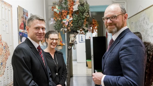 Ministr školství Robert Plaga navštívil Základní a Střední školu Karla Herforta v Praze a Malostranskou základní školu a předal zde pololetní vysvědčení (31.1.2018).