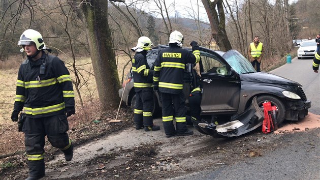 U Strenic na Mladoboleslavsku nabouralo auto do stromu. (31.1.2018)