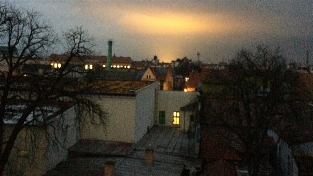 Fotografie zachycující záři vydávanou nezastíněným skleníkem ve Smržicích pořízená ze vzdálenosti několika kilometrů, konkrétně z domu v prostějovské Studentské ulici.