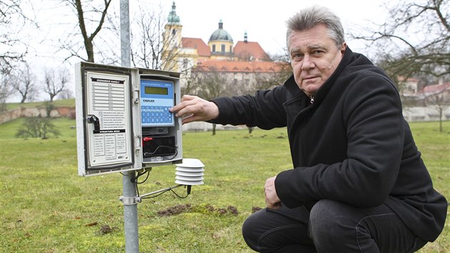 Miroslav Vysoudil z katedry geografie Univerzity Palackho u jedn z meteostanic, kter je soust novho varovnho systmu Olomouce ped silnm vtrem i povodnmi.