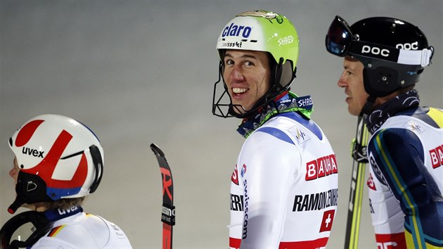 vcarsk lya Ramon Zenhussern (uprosted) ovldl paraleln slalom ve Stockholmu, druh byl domc Andre Myhrer (vpravo) a tet Linus Strasser ̈z Nmecka.