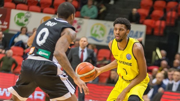 Loïc Schwartz (ve lutm) z Ostende to kolem Kendricka Raye z Nymburka.