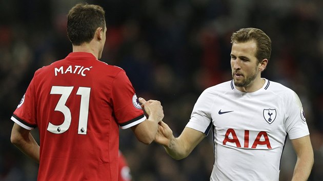 Harry Kane (vpravo) z Tottenhamu se po zpase s Manchesterem United zdrav s Nemanjou Matiem.