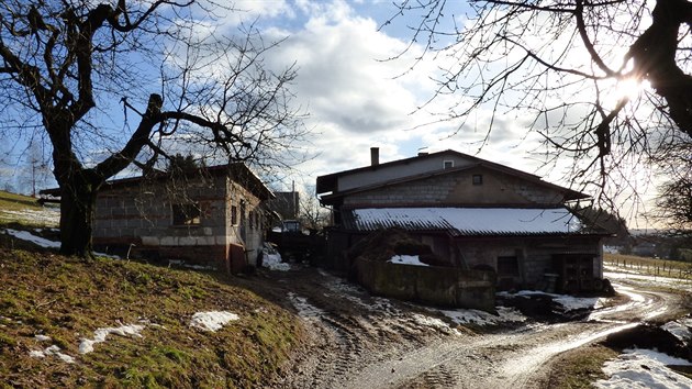 Dům soukromého zemědělce ve Rtyni v Podkrkonoší, kde veterináři našli týraná zvířata (30. 1. 2018).